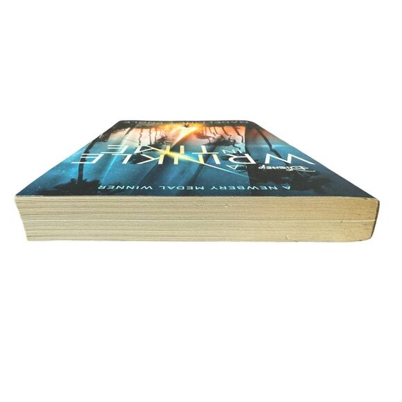 A Wrinkle in Time by Madeleine L'Engle (Paperback) - Picture 6 of 6